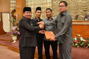 Bupati Amril Sampaikan Nota Keuangan RAPBD 2018